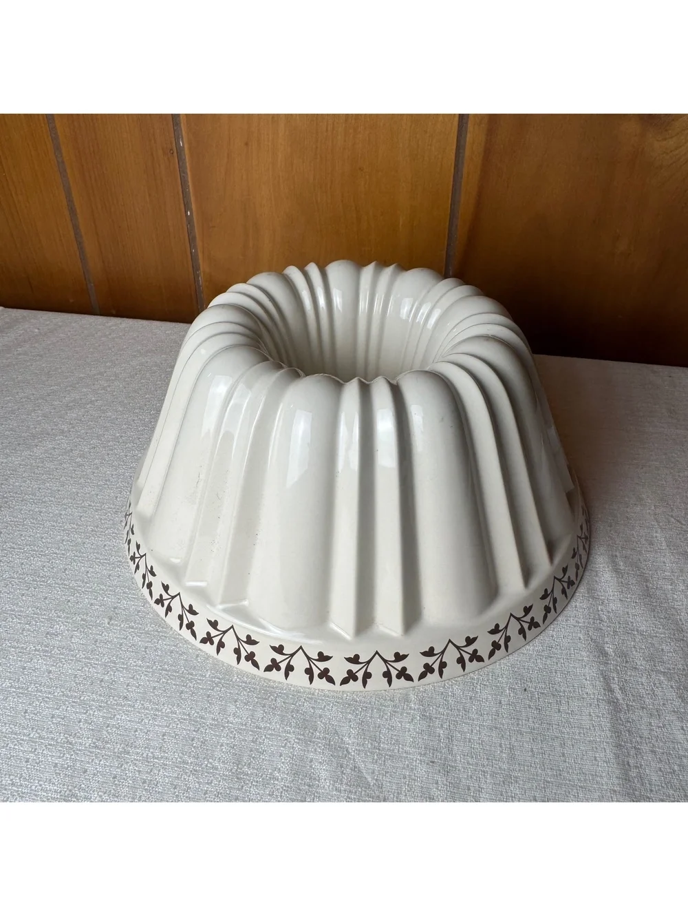 Paula Deen Stoneware Bundt Cake Pan Cream Brown Leaf Pattern Fluted 9.5 Inch
